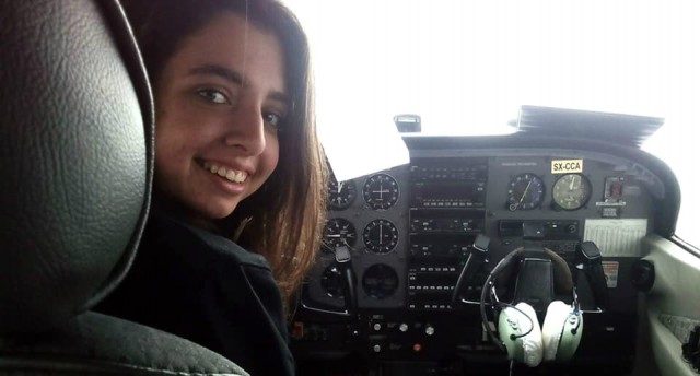 Τολμηρή 17χρονη κρητικιά πιλότος σχίζει τους αιθέρες: «Έλληνες, το κεφάλι ψηλά!» (φώτο-βίντεο)