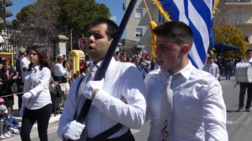 Συγκίνησε όλη την Κρήτη ο τυφλός σημαιοφόρος (φώτο)