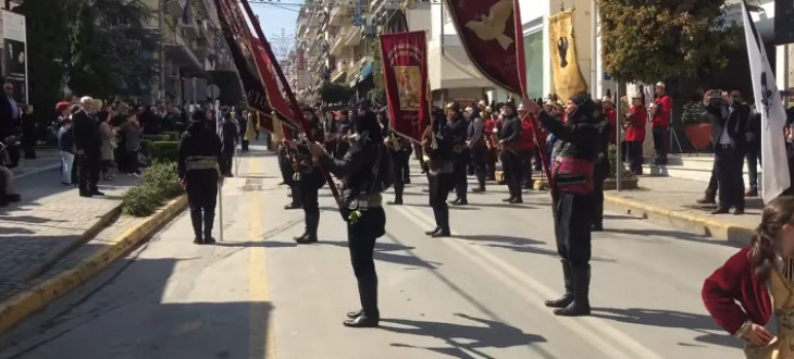 Βέροια: Οι Πόντιοι στάθηκαν μπροστά στους επίσημους, τραγούδησαν «Μακεδονία Ξακουστή» -Αμηχανία Τόλκα