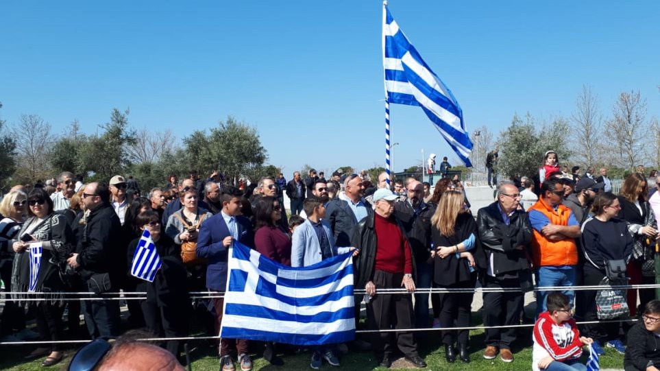 Ρίγος στην Θεσσαλονίκη: Πολίτες τραγουδούν το «Μακεδονία Ξακουστή» και παροτρύνουν την μπάντα να το παίξει (βίντεο)