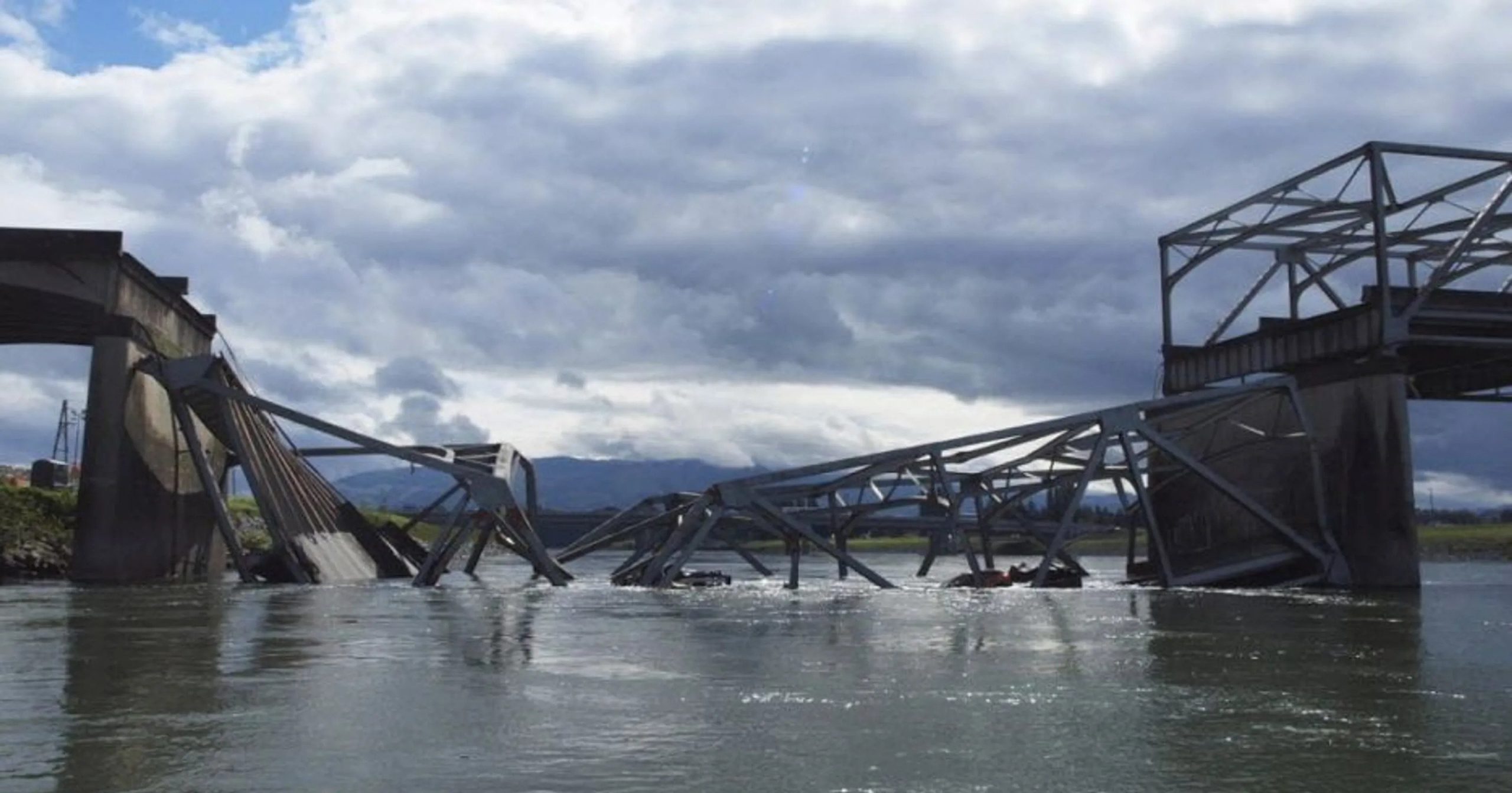 Νέα Ζηλανδία: Ορμητικά νερά παρασύρουν γέφυρα