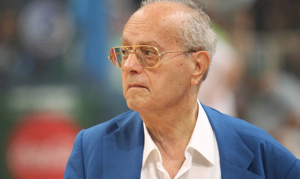 Αυτή την ώρα το λαϊκό προσκύνημα στη σορό του Θανάση Γιαννακόπουλου (φωτο)