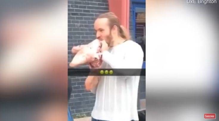 Διαμαρτυρία για τους vegan: Έφαγε ωμό κεφάλι γουρουνιού (βίντεο)