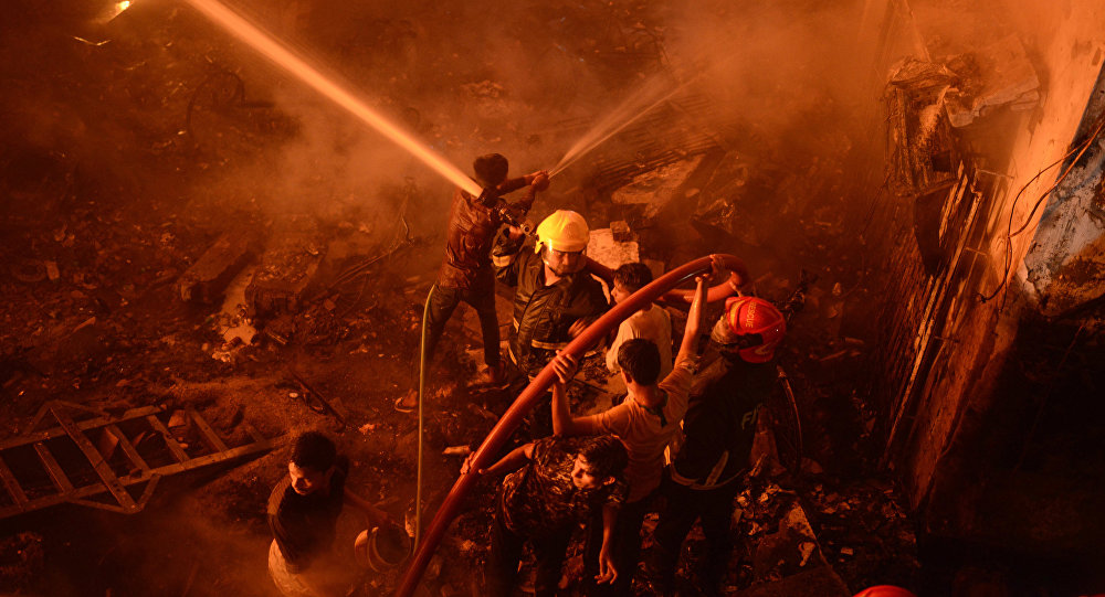 Άνθρωποι πέφτουν στο κενό για να σωθούν από τις φλόγες στο Μπαγκλαντές (βίντεο)