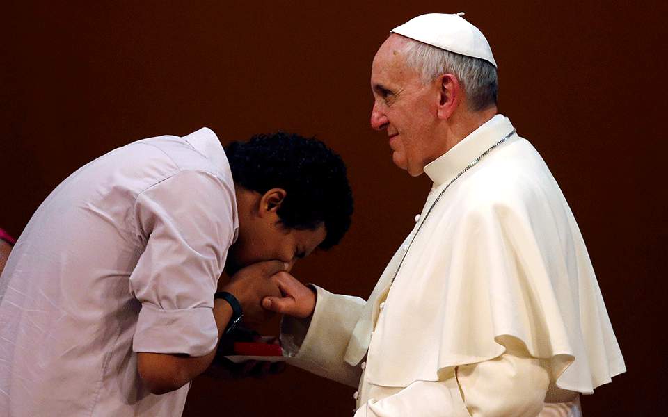 Λύθηκε το μυστήριο – Να γιατί ο Πάπας τραβούσε το χέρι του από τους πιστούς (βίντεο)