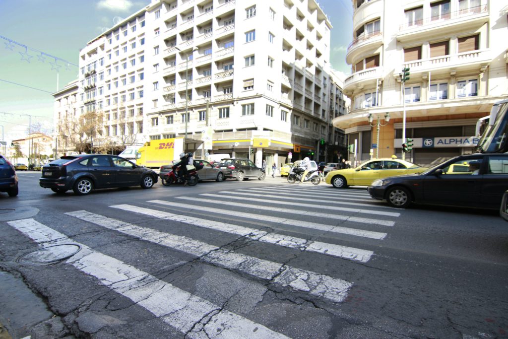 Προσοχή: Εκτροπή κυκλοφορίας στη Συγγρού λόγω πινακίδας που κρέμεται από τον δυνατό αέρα