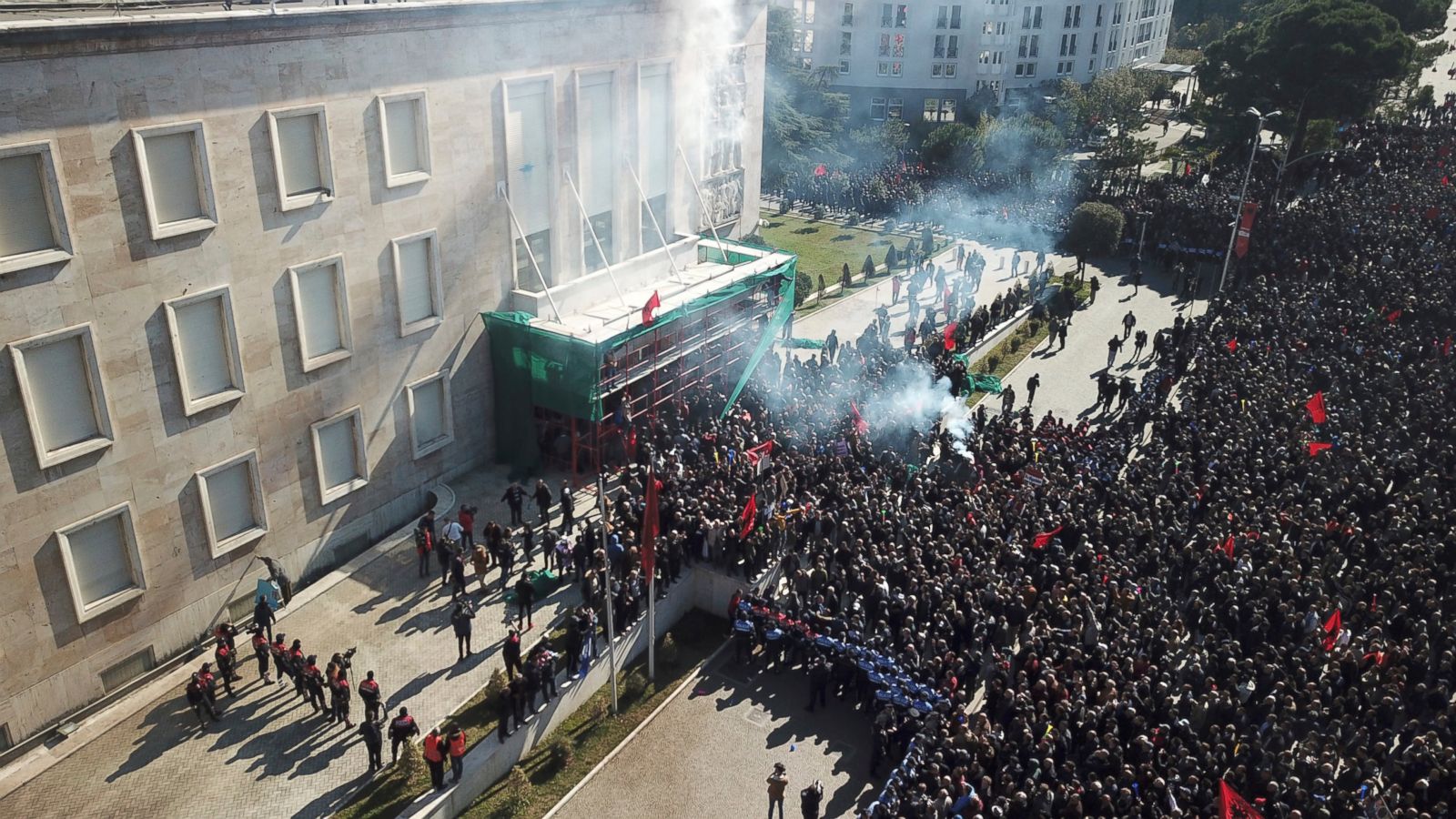 Η αντιπολίτευση επιχείρησε εισβολή στην αλβανική Βουλή: «Ελευθερία ή θάνατος – Να πέσει η εγκληματική κυβέρνηση Ράμα»