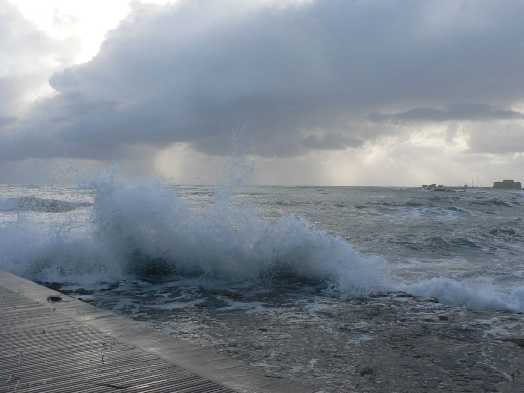 Θυελλώδεις άνεμοι δημιούργησαν εντυπωσιακούς νεφικούς σχηματισμούς σε Νότιο Αιγαίο και Κρητικό Πέλαγος (φωτο)