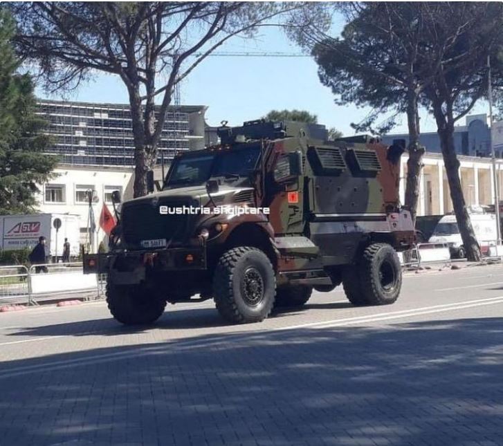 Οι Αλβανοί καμαρώνουν για στρατιωτικά θωρακισμένα οχήματα που τους προσέφεραν οι ΗΠΑ