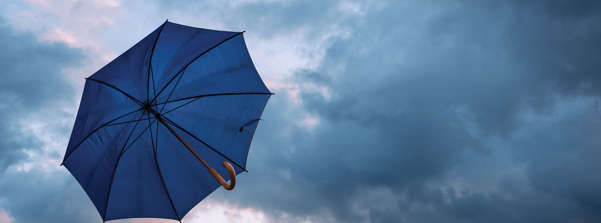 Τουρκία: Εργαζόμενος έπιασε μια ομπρέλα και… «απογειώθηκε» από τους ισχυρούς ανέμους (βίντεο)