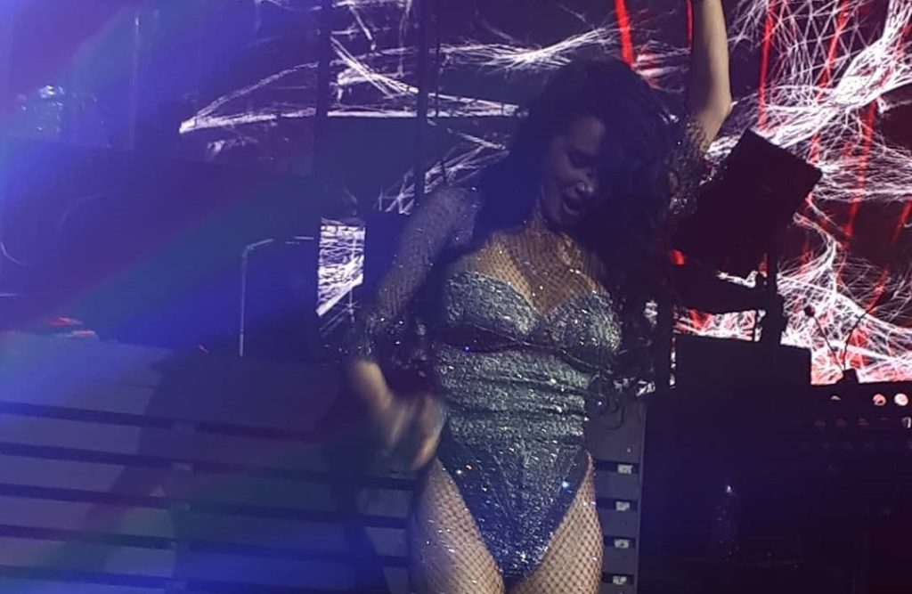 Η Πάολα ξεσήκωσε το Λονδίνο – Η άκρως αποκαλυπτική της εμφάνιση στη σκηνή (βίντεο)