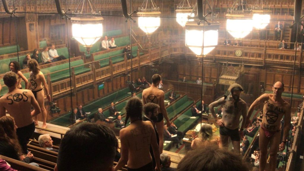 Πανδαιμόνιο στο κοινοβούλιο που εξέταζε το Brexit – Διαδηλωτές χωρίς ρούχα διέκοψαν τη συζήτηση (φώτο-βίντεο)