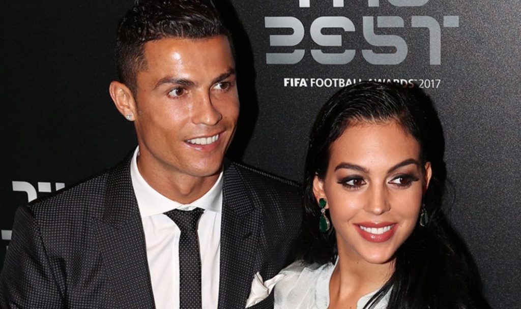 Η πολύ περίεργη πόζα της συντρόφου του Ρονάλντο στο… ασανσέρ (φωτο)