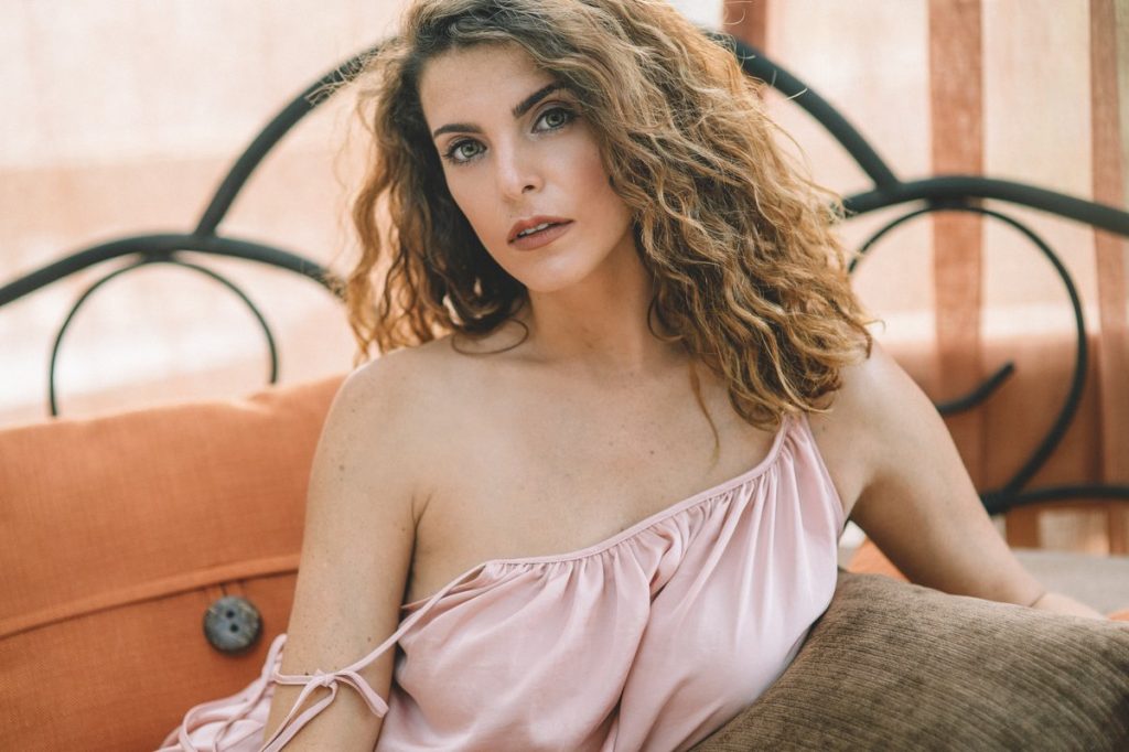 Αυτό το κορίτσι έχει τέλεια «ανοίγματα» και «τρελαίνει» το ανδρικό κοινό (φώτο)