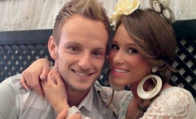 Γυμνοί στο τζακούζι ο Ράκιτιτς και η «καυτή» σύζυγός του (φώτο)