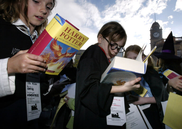 Πολωνία: Καθολικοί ιερείς έκαψαν βιβλία του Harry Potter