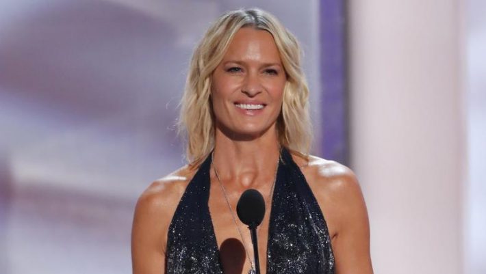 Η Κλερ Άντεργουντ απέδειξε στα 52 της ότι παραμένει εκρηκτική! (φώτο)