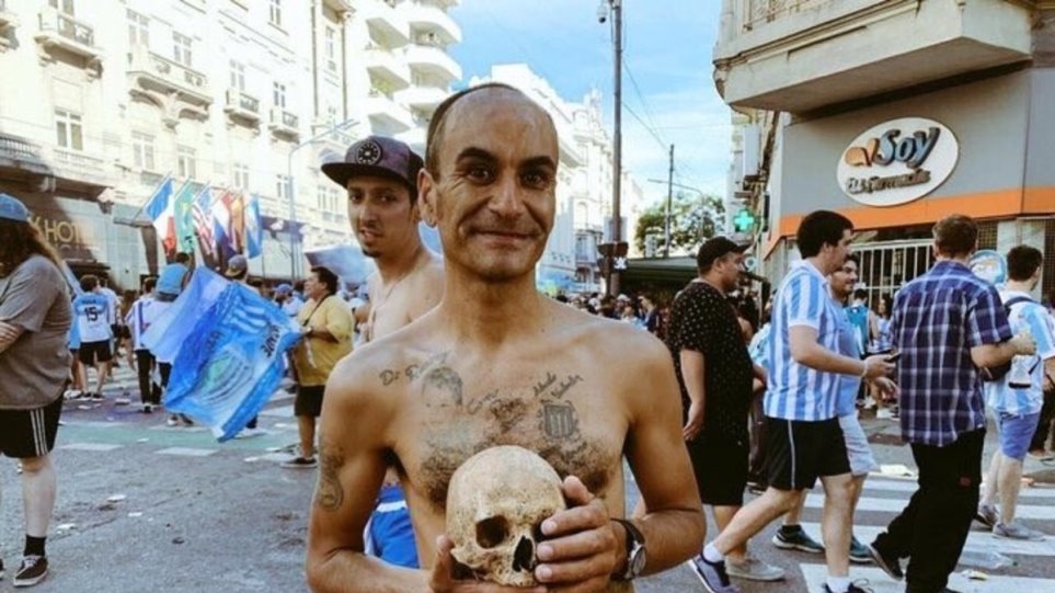 Μακάβριο: Οπαδός στην Αργεντινή ξέθαψε το κρανίο του παππού του για την φιέστα τίτλου! (βίντεο)