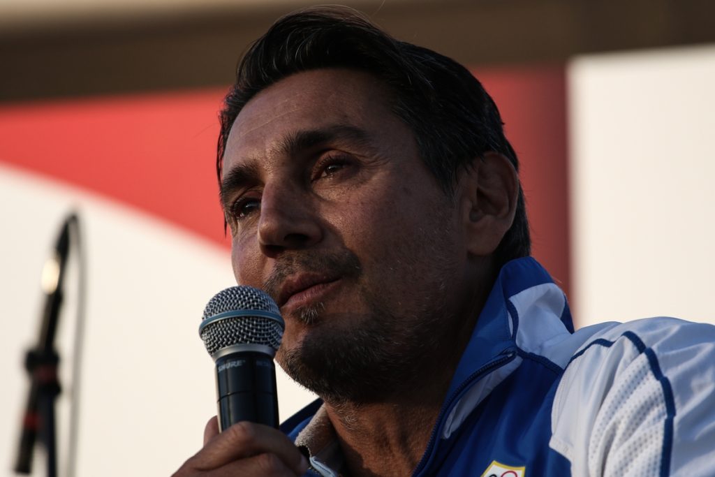 Δύσκολες ώρες για τον Νίκο Κακλαμανάκη – Τραυματίστηκε στον αυχένα από δυνατό κύμα (φωτο)