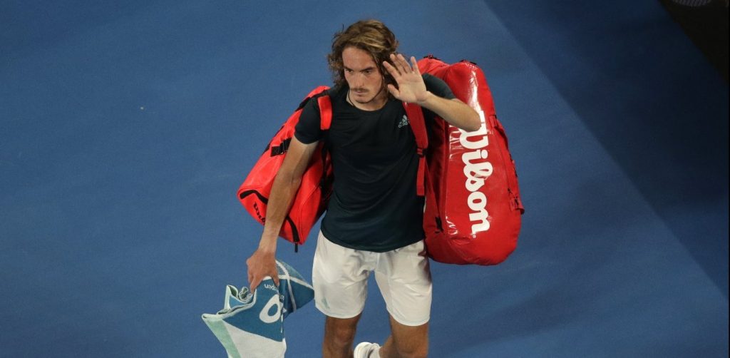 Η περιπέτεια του Τσιτσιπά στην Καραϊβική – Τράκαρε με το αμάξι του γκολφ (βίντεο)