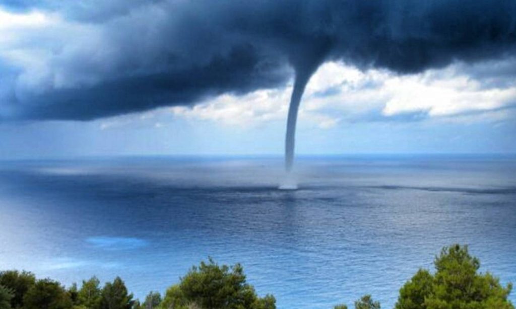 Δείτε τη στιγμή που ανεμοστρόβιλος «χτυπά» υπαίθριο παιδότοπο στην Κίνα – Δύο παιδιά νεκρά (βίντεο)