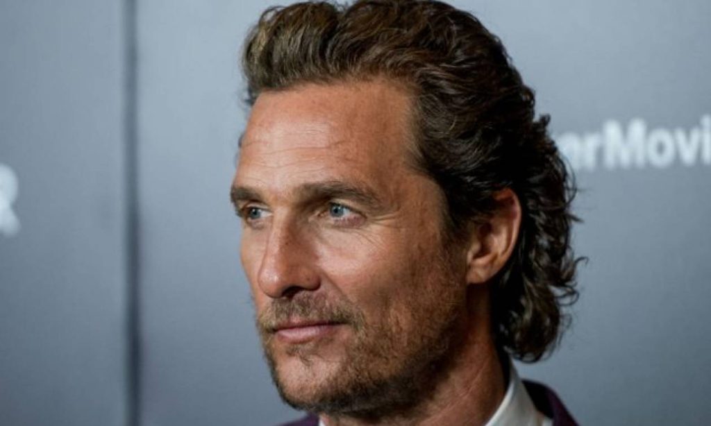 3 ελεύθερα γεύματα την εβδομάδα: Η «πρωτόγονη» δίαιτα που έκανε τον Μάθιου ΜακΚόναχι φέτες