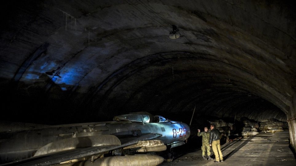 Αλβανία: Σε αυτές τις στοές φύλαγε τα αεροσκάφη της Αεροπορίας του ο Χότζα (φώτο)