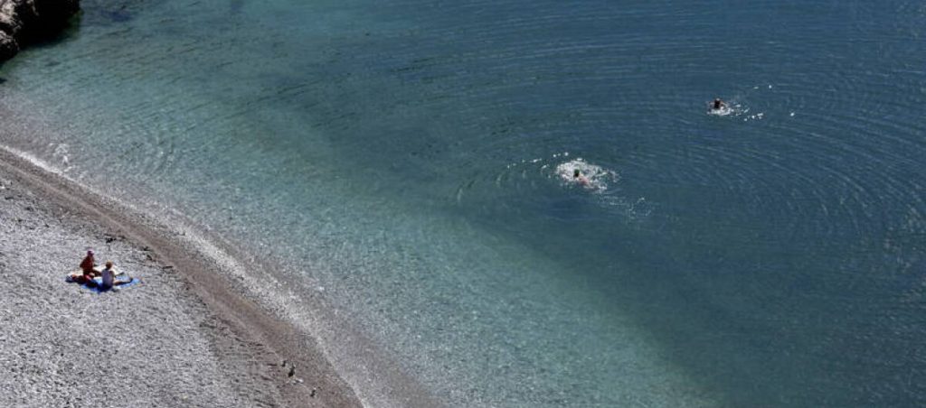 Κοκκίνισε η θάλασσα στο Ναύπλιο – Τι προκάλεσε το φαινόμενο που προβλημάτισε τους κατοίκους (φώτο)