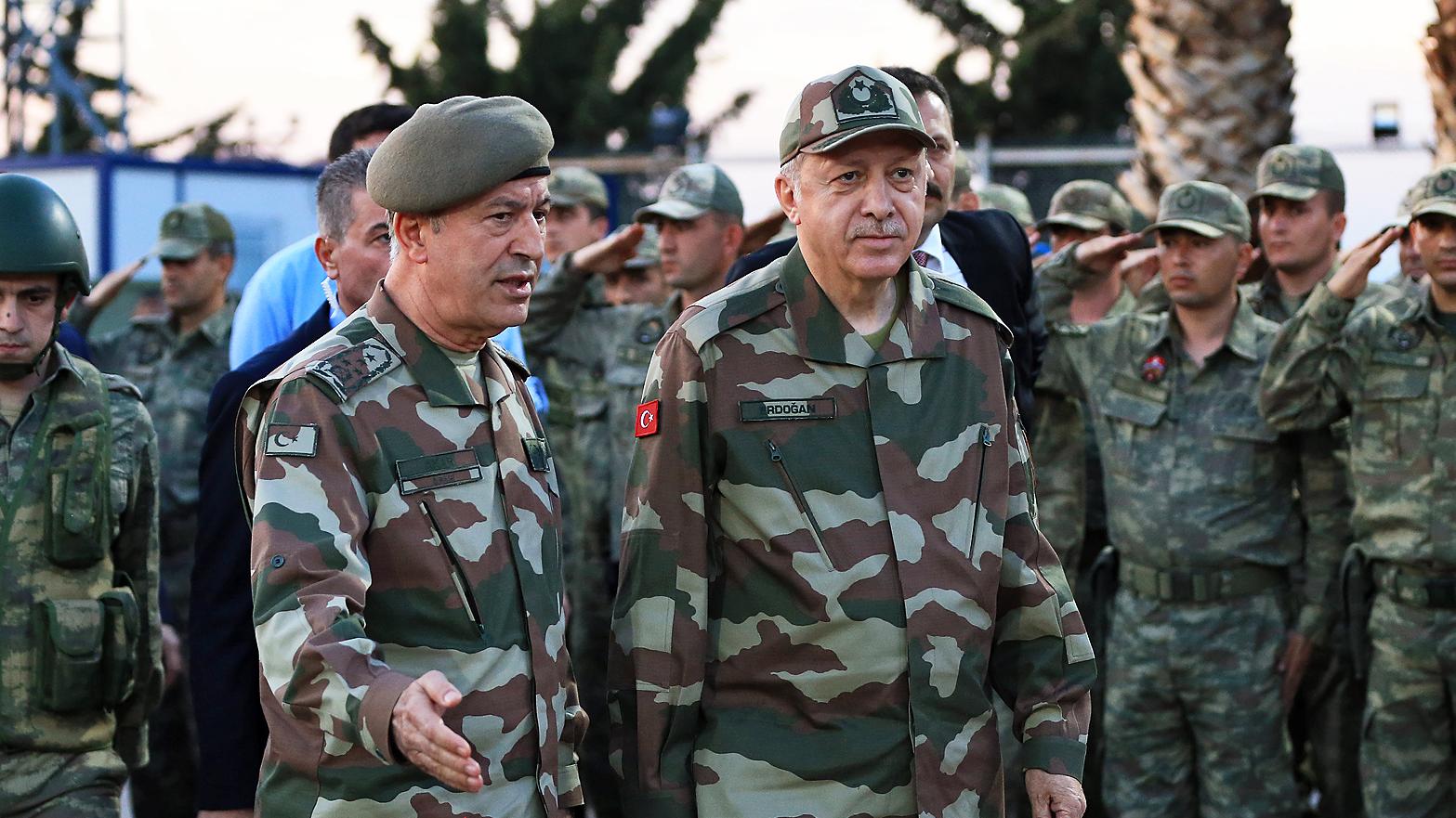 Χ.Ακάρ: «Είμαστε έτοιμοι να υποστηρίξουμε στρατιωτικά τους “Μακεδόνες”» – Στα Σκόπια ο Τούρκος ΥΠΑΜ
