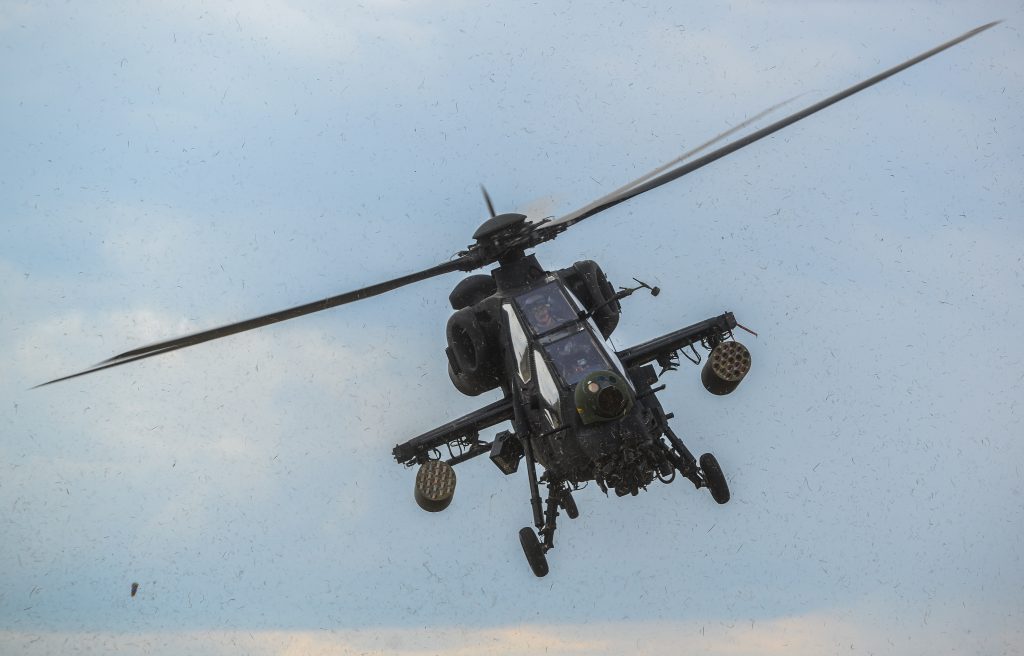 Το τουρκικό ελικόπτερο T-129 πραγματοποίησε επίδειξη στη Βραζιλία