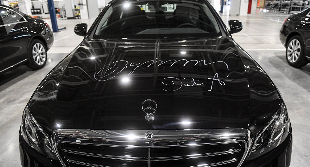 Ο Βλάντιμιρ Πούτιν στα εγκαίνια του εργοστασίου της Mercedes στη Ρωσία (βίντεο)