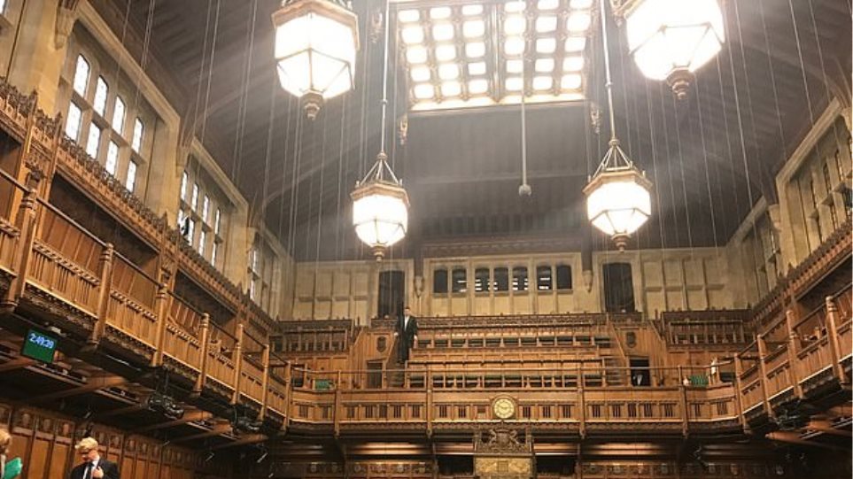 Διακόπηκε συνεδρίαση της βρετανικής Βουλής γιατί έμπαζε νερό η οροφή (βίντεο)