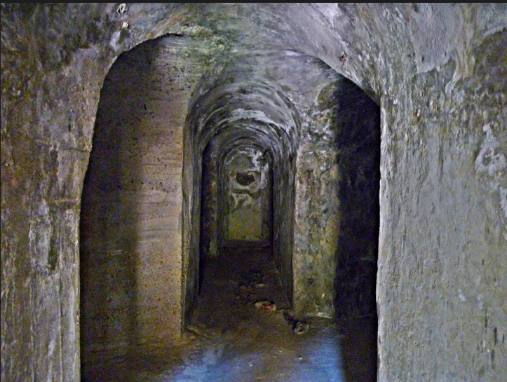Αρχαίες στοές κρυμμένες κάτω από τους δρόμους του Πειραιά (φώτο)