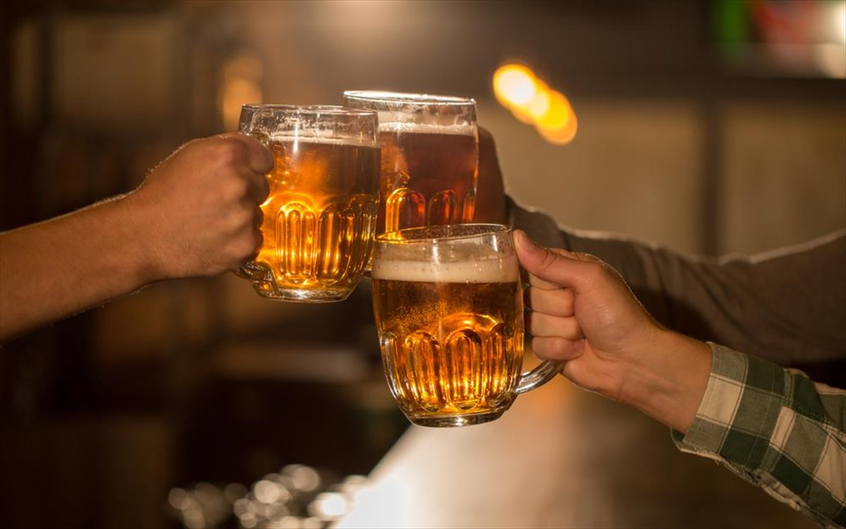 Μύθος ότι ένα-δύο ποτηράκια αλκοόλ προστατεύουν από εγκεφαλικό