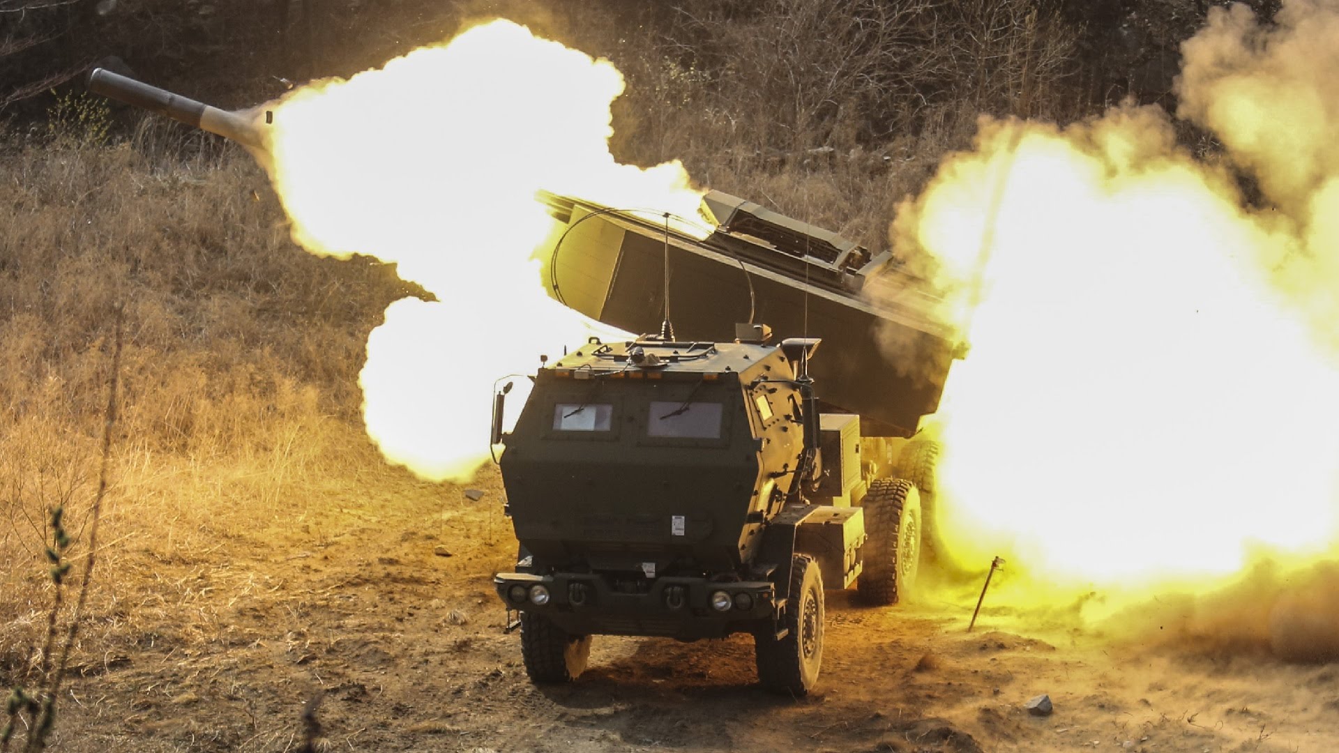 Βίντεο: Βολές με πραγματικά πυρά από M270 MLRS και M142 HIMARS