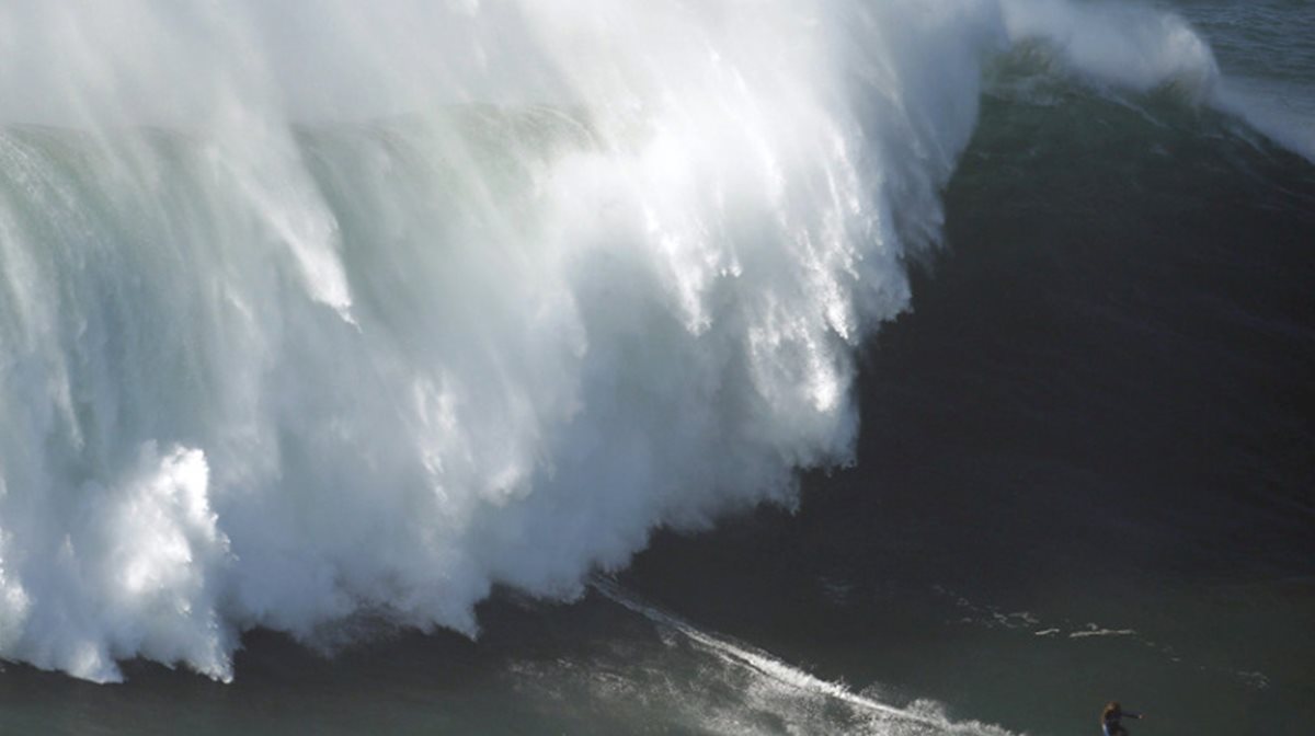 Τολμάς να μπεις; Η παραλία με τα μεγαλύτερα κύματα στην Ελλάδα (φωτό)