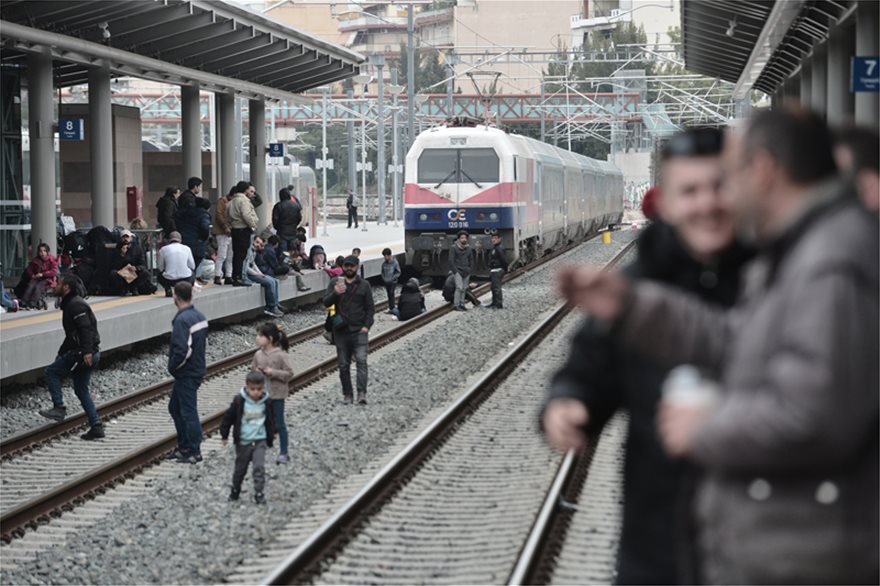 Ομάδες αλλοδαπών κατέλαβαν τον Σταθμό Λαρίσης – Σταμάτησαν τα τρένα (φωτο)