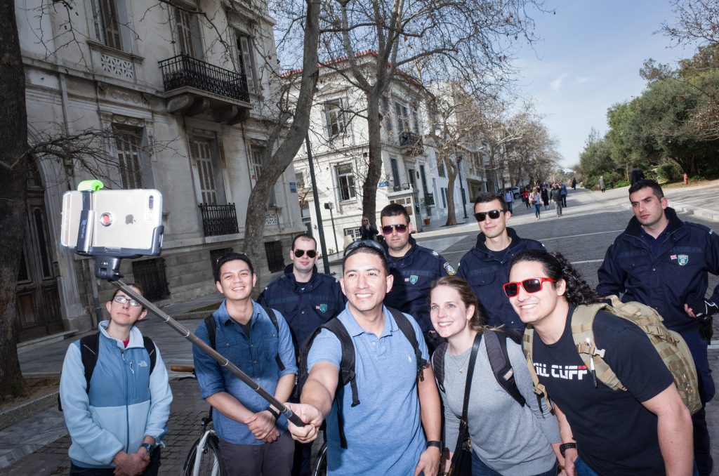 Αντιμέτωποι με θανατική ποινή τουρίστες που βγάζουν selfie σε διάσημη παραλία (βίντεο)