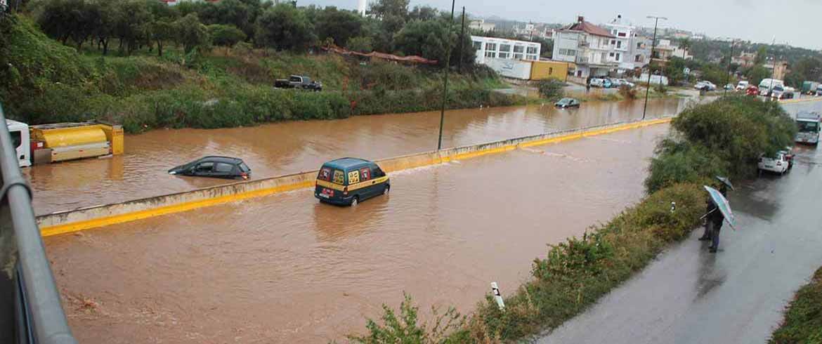 «Άνοιξαν» οι ουρανοί στην Κρήτη – Μετακίνηση με… βάρκες – Δύο οικογένειες εγκλωβίστηκαν σε ταράτσες (φώτο-βίντεο)