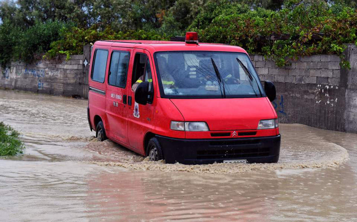 Κρήτη: Επιχείρηση της ΕΜΑΚ για εγκλωβισμένους από την βροχή – Έχουν ανέβει σε ταράτσα