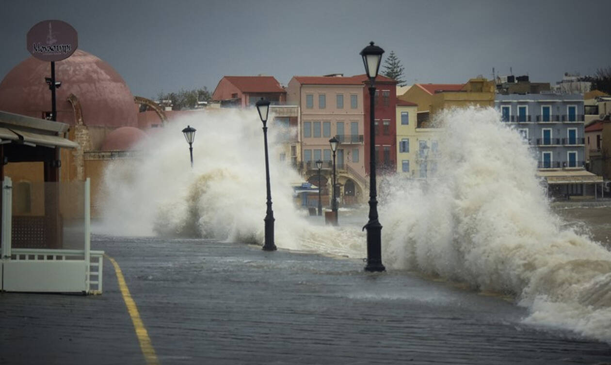 Κρήτη: H κακοκαιρία «έφερε» νέα προβλήματα – Αυτοκίνητα παρασύρθηκαν από τα νερά