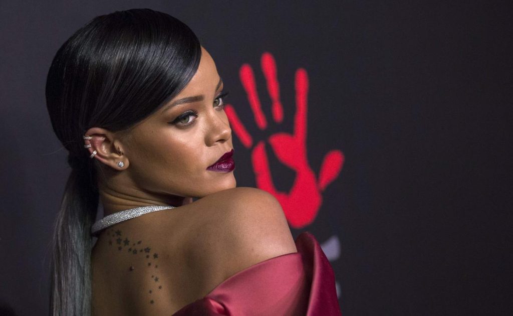 Η Ριάνα ποζάρει με διαφανή εσώρουχα και το instagram παίρνει «φωτιά» (φώτο)