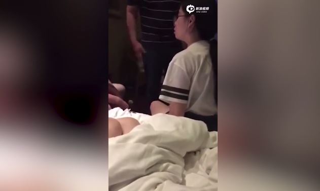 Έπιασε τον άντρα της με άλλη και… «έγινε το έλα να δεις» (βίντεο)