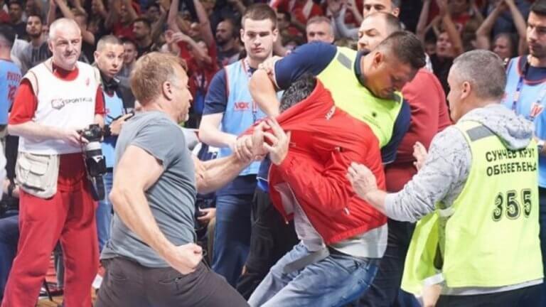 «Άγριο» ξύλο – Παρουσιαστής της τηλεόρασης έδειρε φίλαθλο (βίντεο)