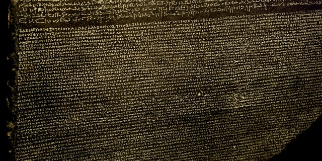 Πώς τα αρχαία ελληνικά αποκρυπτογράφησαν τα ιερογλυφικά της Αιγύπτου – Το μυστήριο της στήλης της Ροζέττας (φωτό)