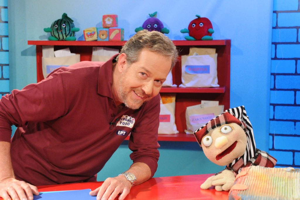 Δείτε τι κάνει σήμερα ο παρουσιαστής της διάσημης παιδικής εκπομπής «Ουράνιο Τόξο» (βίντεο)