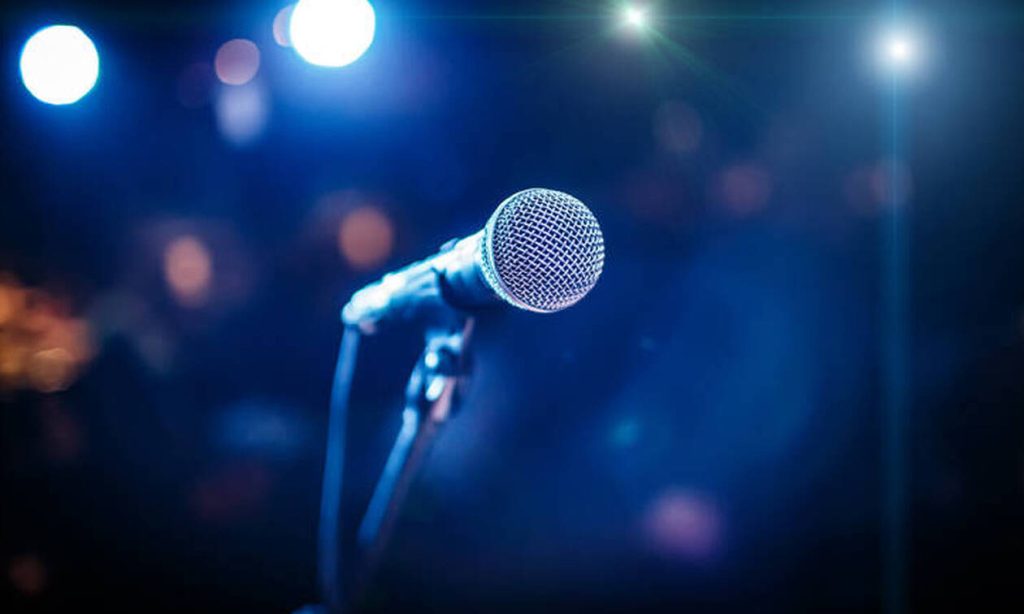 Αυτός είναι ο Έλληνας τραγουδιστής – τηλεπαρουσιαστής που συνελήφθη στην Ομόνοια (φωτό)