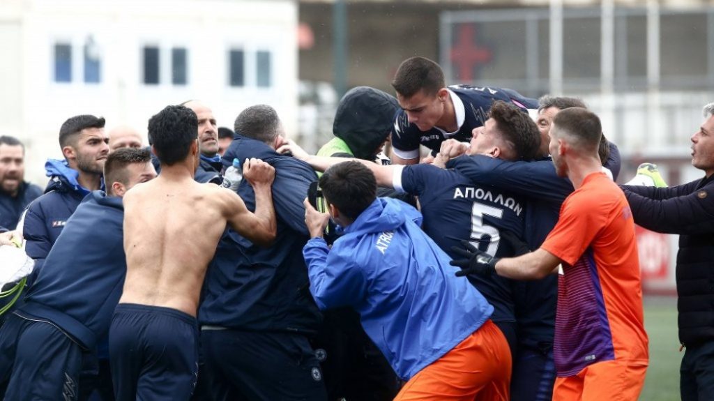 Άγριο ξύλο στο ματς Νέων Απόλλων – Ατρόμητος, χτυπήθηκε και γυναίκα