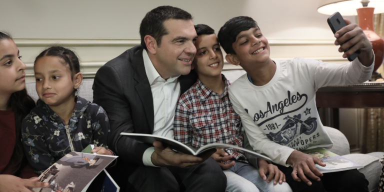 Selfie με τα παιδιά των Ρομά έβγαλε ο Α.Τσίπρας (φωτό)