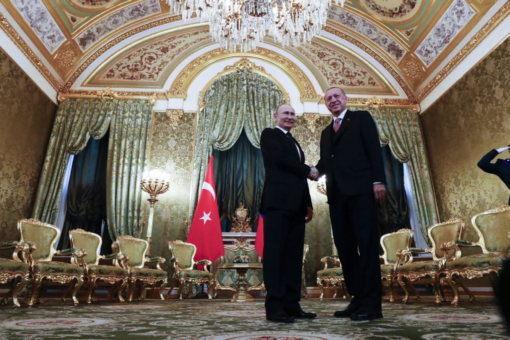 Θερμή υποδοχή Ερντογάν στο Κρεμλίνο – Πούτιν: «Τα S-400 μεταφέρονται στην Τουρκία»